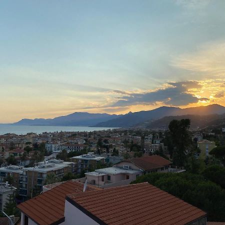 Casa Petra - Appartamento Vista Mare Citta Vecchia Bordighera Dış mekan fotoğraf